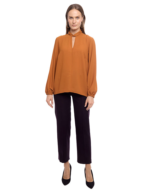 Blusa con Cuello Torcido