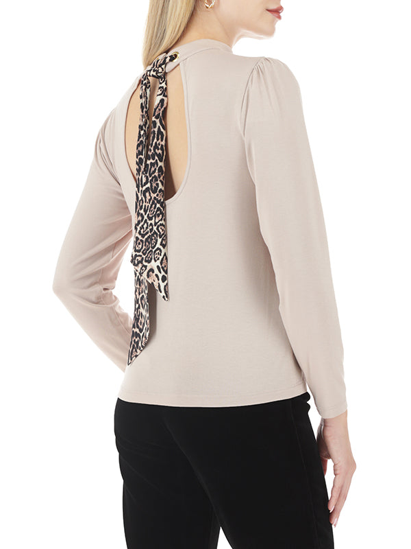 Blusa con abertura en escote trasero