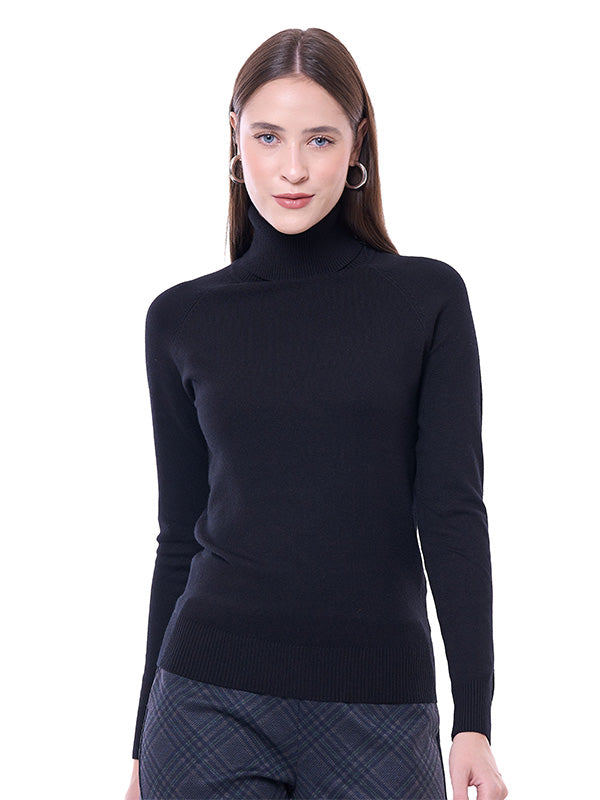 Sweter de material jersey liso, cuello de tortuga, manga larga y un largo medio.
