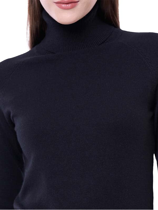 Sweter de material jersey liso, cuello de tortuga, manga larga y un largo medio.