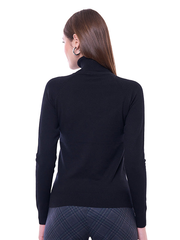 Sweter de material jersey liso, cuello de tortuga, manga larga y un largo medio.