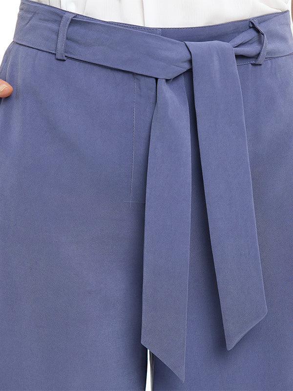 Pantalón de pierna amplia con bolsas funcionales y cinta de amarre