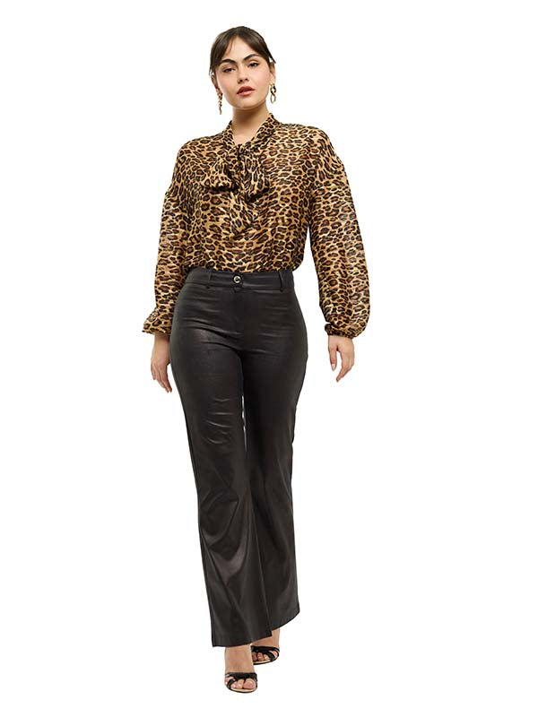 Pantalón Flare con Vivos Decorativos en Traseros