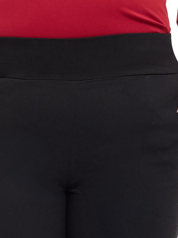 Pantalón liso con elástico en cintura y bolsas
