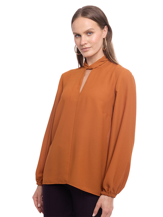 Blusa con Cuello Torcido