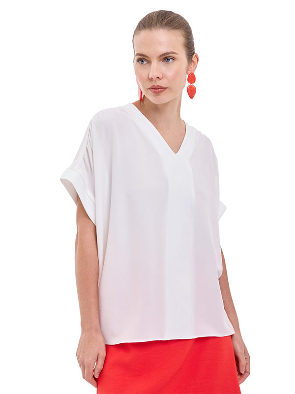 Blusa con Drapeado en Hombros y Escote con Corte