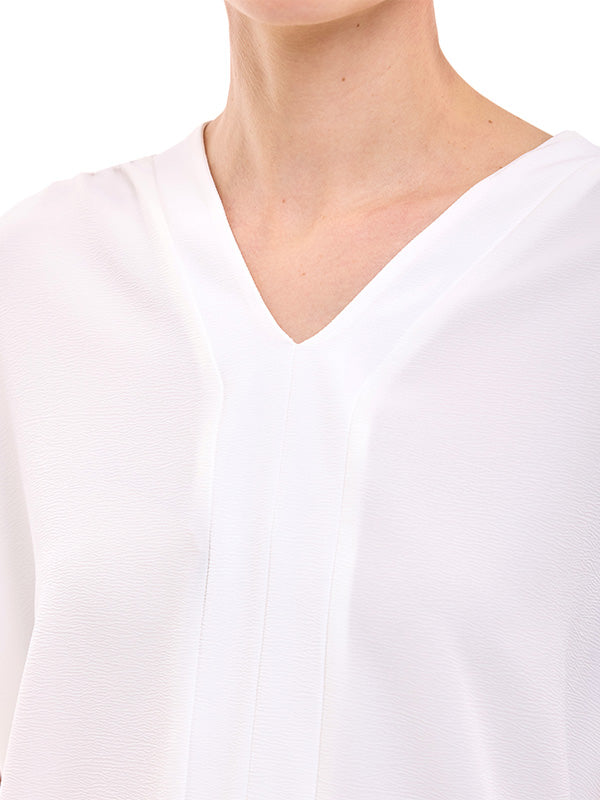 Blusa con Drapeado en Hombros y Escote con Corte