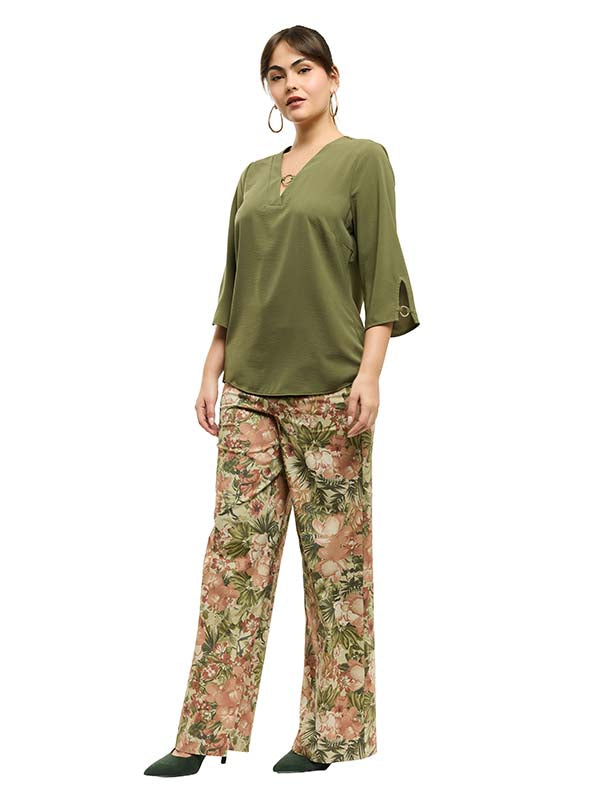 Blusa de Manga 3/4 con Aberturas y Detalles de Argollas