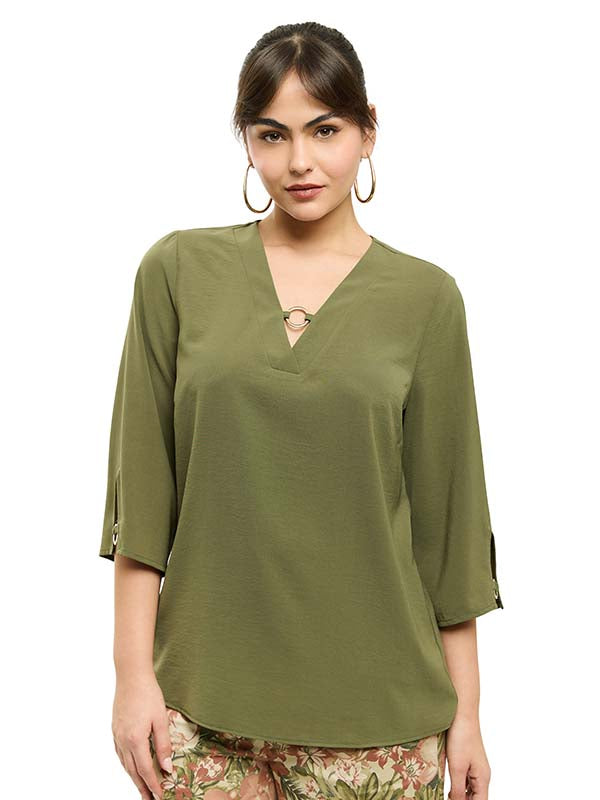 Blusa de Manga 3/4 con Aberturas y Detalles de Argollas