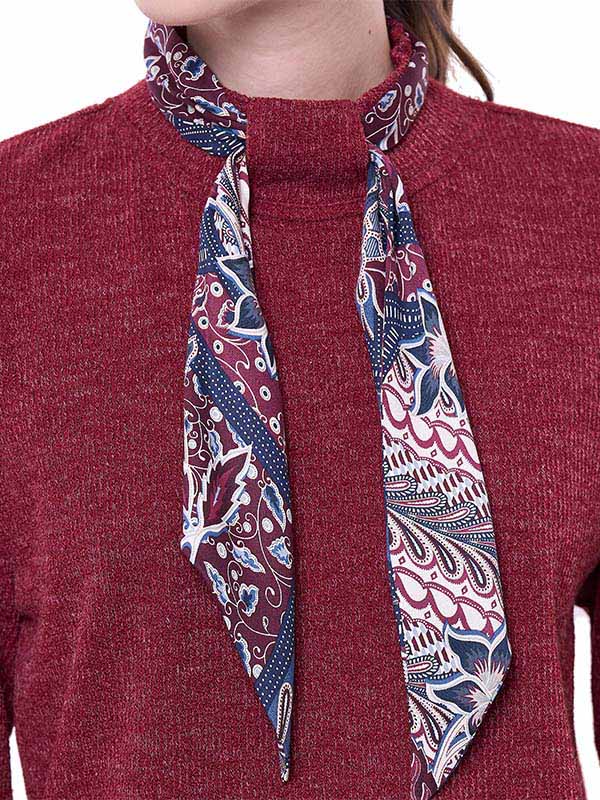 Blusa con Mascada Decorativa en Centro de Cuello