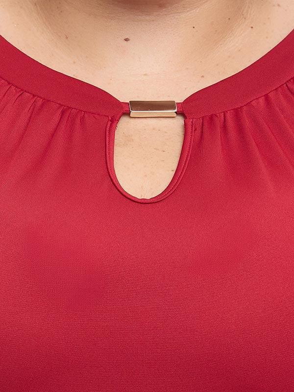 Blusa lisa con herraje en escote