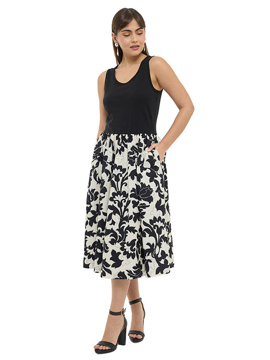 Vestido con combinación de telas, elástico en cintura y bolsas